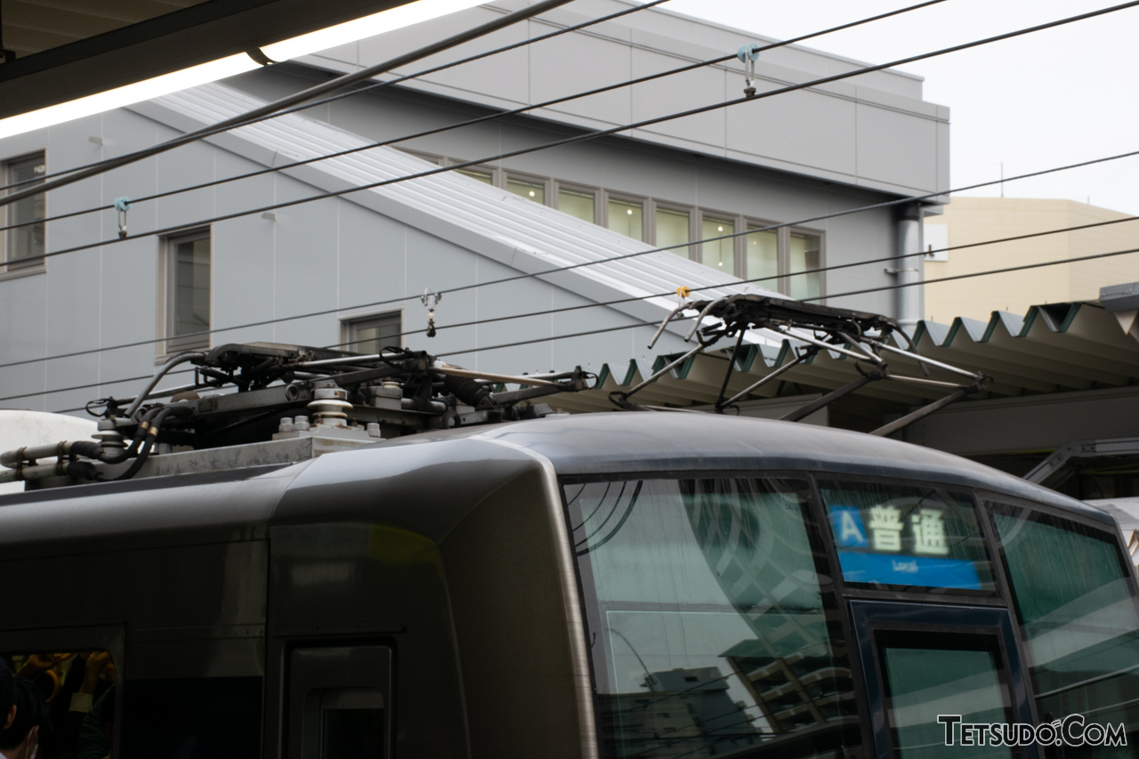 JR東西線の列車は京橋駅と尼崎駅でパンタグラフを上げ下げします