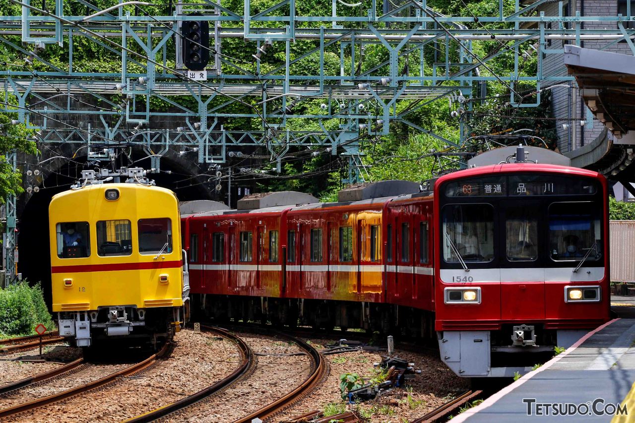 京急線を走る謎の黄色い車両（写真左）。いったい何者!?