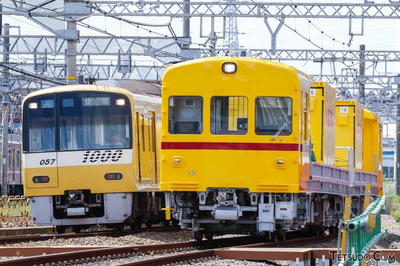 黄色い電車と黄色い貨車。赤くないですが、どちらも京急の車両です
