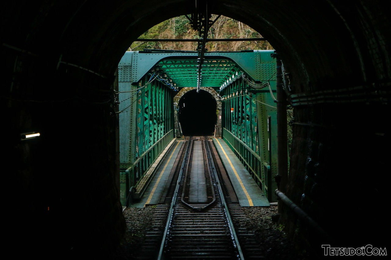 トンネルを出ると同時に鉄橋へ飛び出す