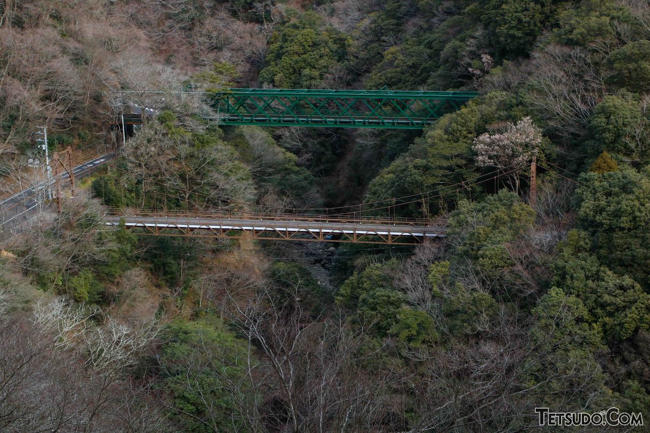 早川橋りょう（出山の鉄橋）遠景（奥にかかる緑色の鉄橋）