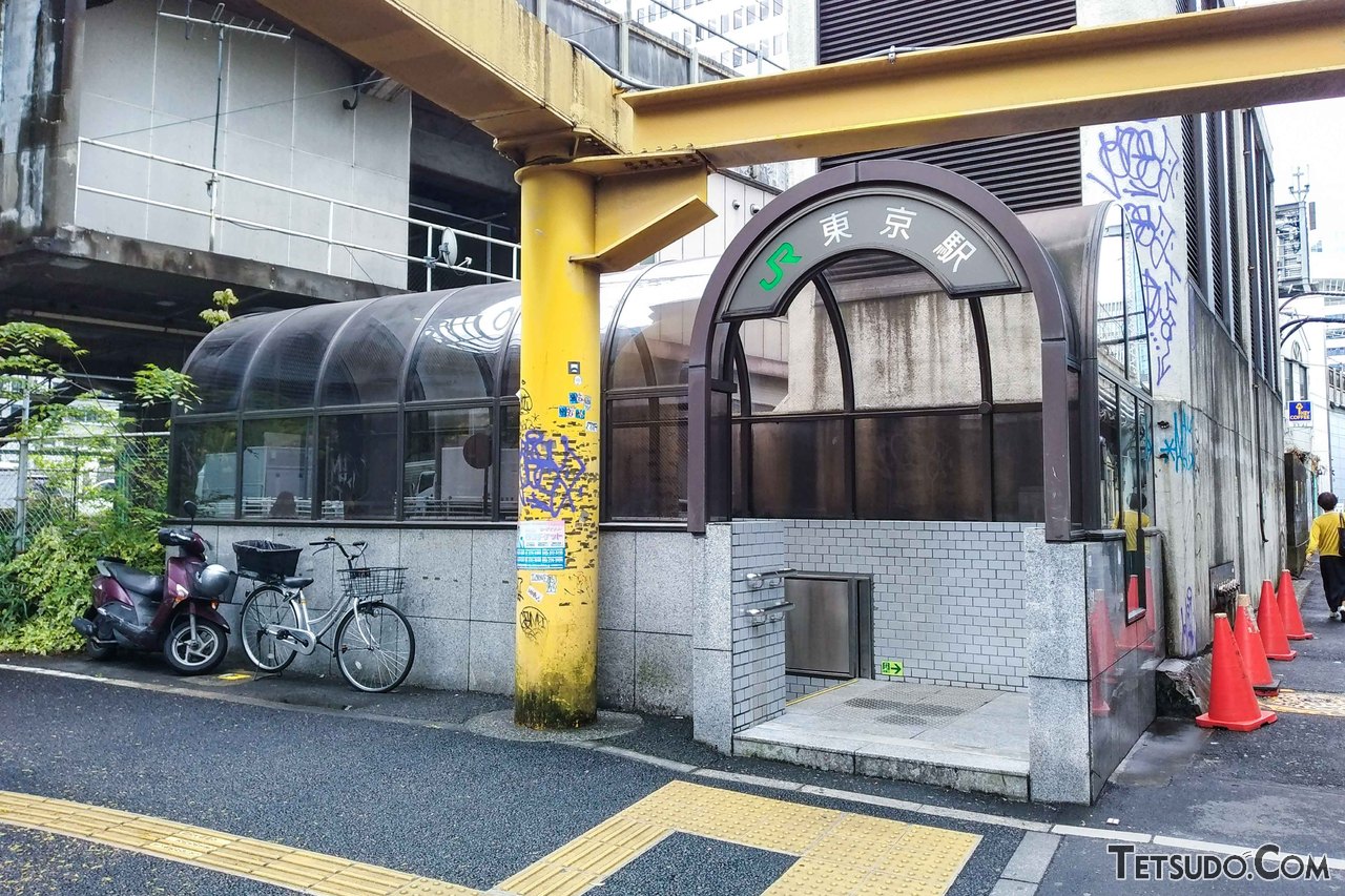 東京駅京葉線ホームに近い入口のひとつ。東京駅とは思えないほど小さいです