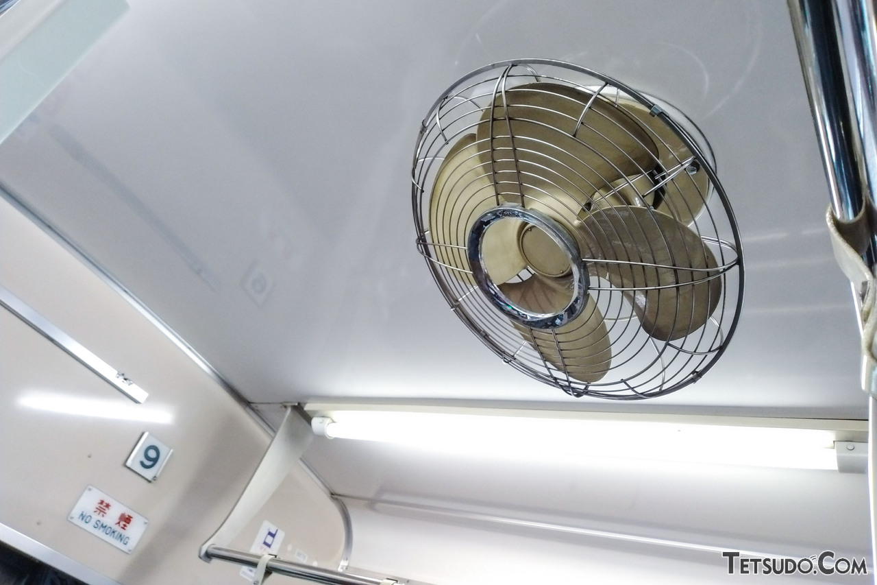 電車の天井に残る扇風機