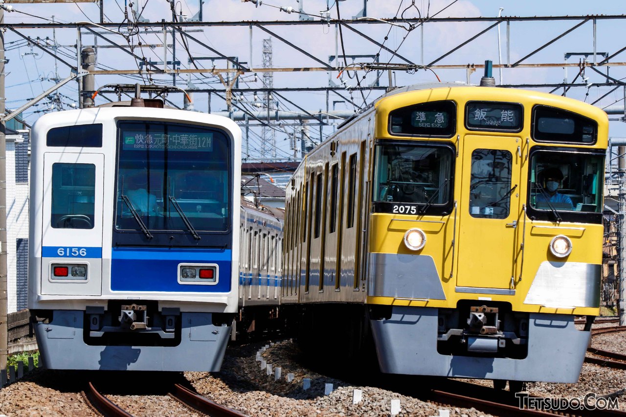 「西武の電車＝黄色」のイメージを大きく変えた6000系（写真左）