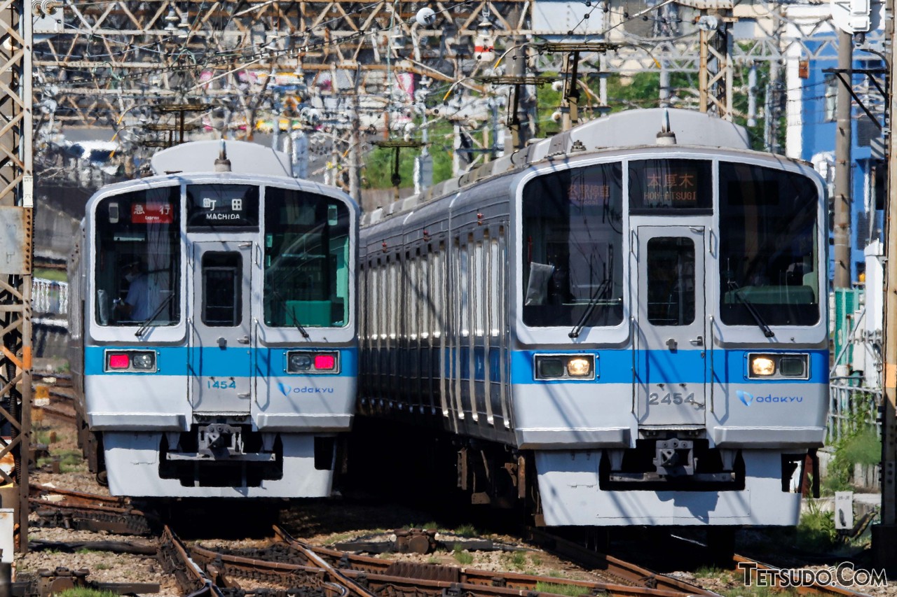 ロイヤルブルーの車両（左）とインペリアルブルーの車両（右）