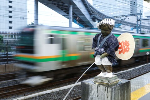 列車、乗客を見守り70年　浜松町駅のオシャレな小便小僧