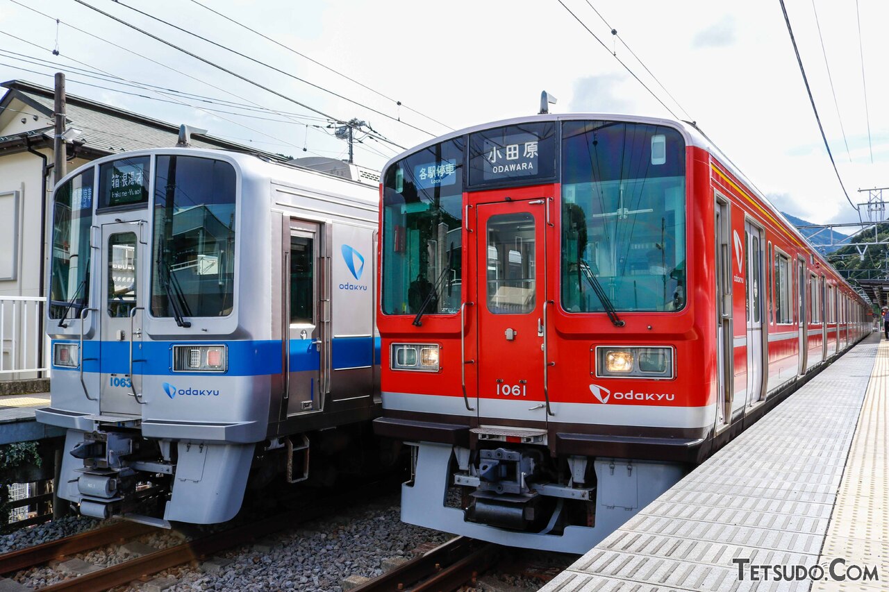 登山線小田原エリアの新たな主力となった1000形リニューアル車（左）と、引退した1000形レーティッシュ色編成（右）
