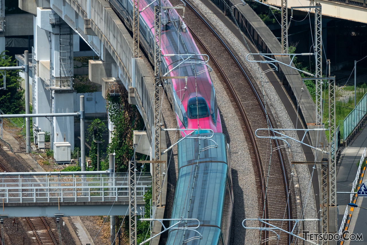 フル規格車両のE5系(手前)と連結して走る、ミニ新幹線車両のE6系(奥)。双方の車体サイズの違いがわかります