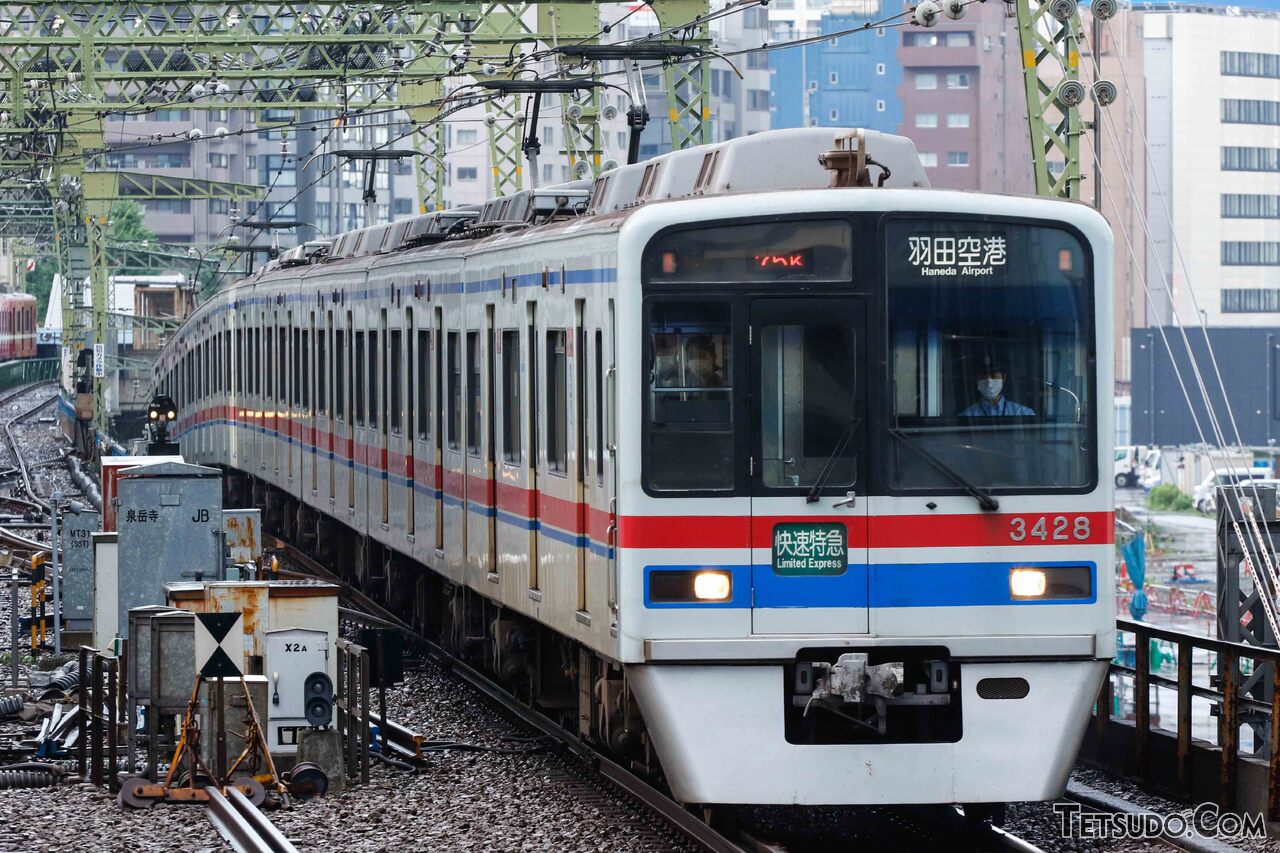 京急線を「快速特急」表示で走る、京成車両の「快特」