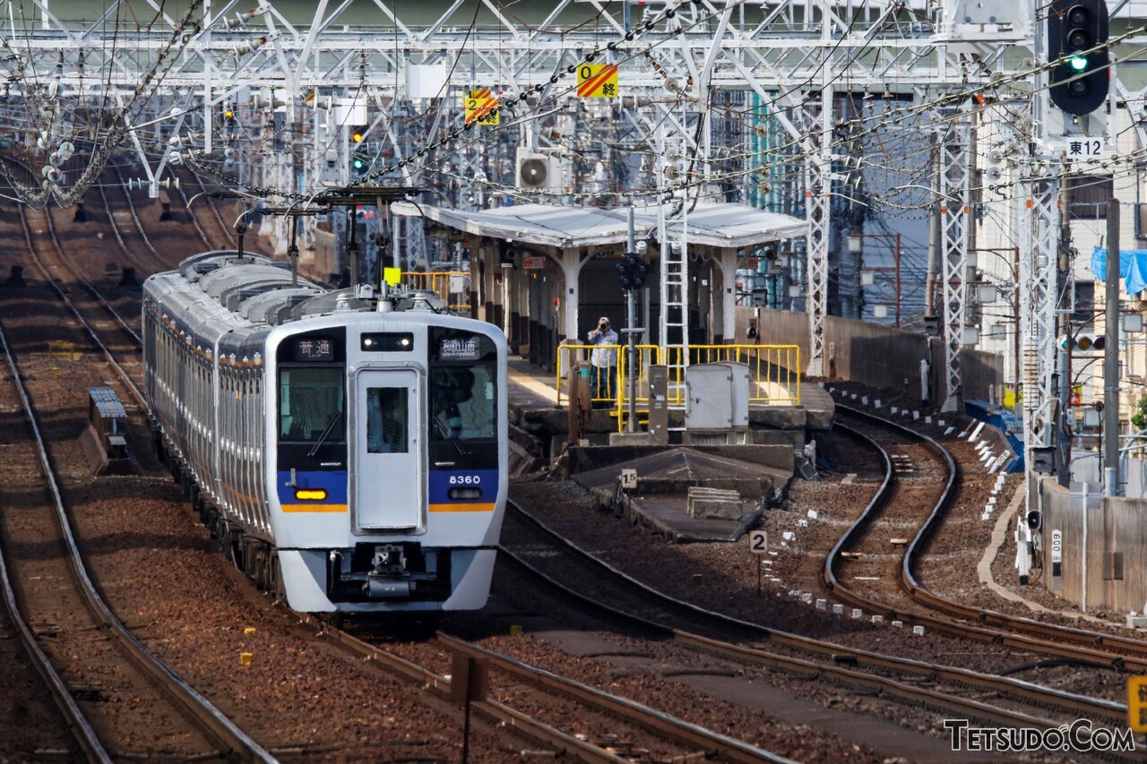 今宮戎駅を通過する南海本線の普通列車。同駅のホームは、南海本線（左側2線）にはありません