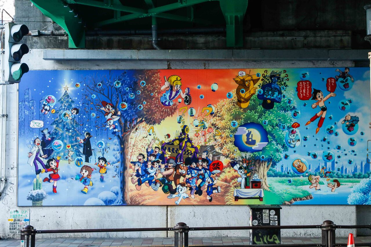 高田馬場駅高架下にある、手塚治虫作品の壁面アート