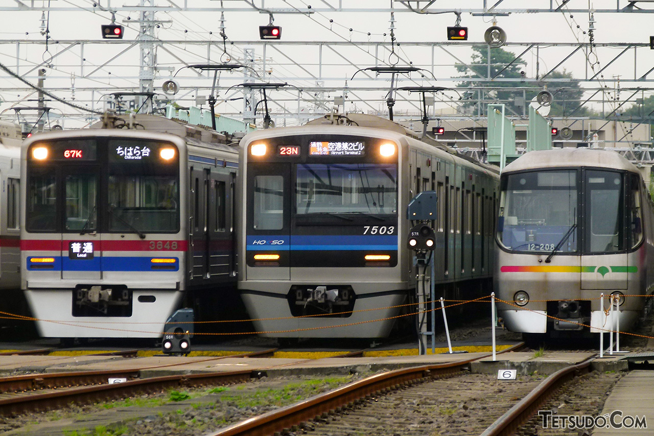 馬込車両基地のイベントで、浅草線直通各社の車両と共に展示される大江戸線車両（右）