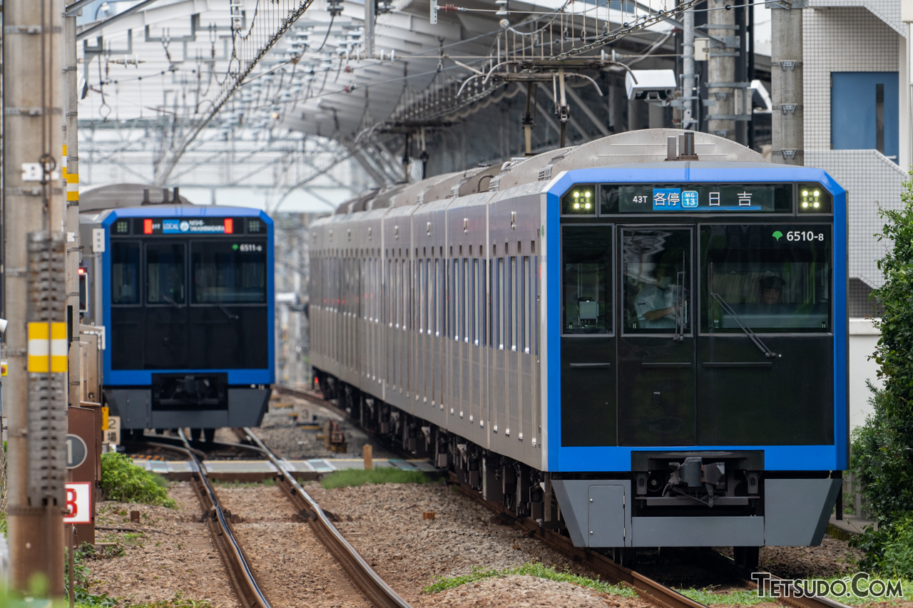 東急目黒線内を走る三田線の車両