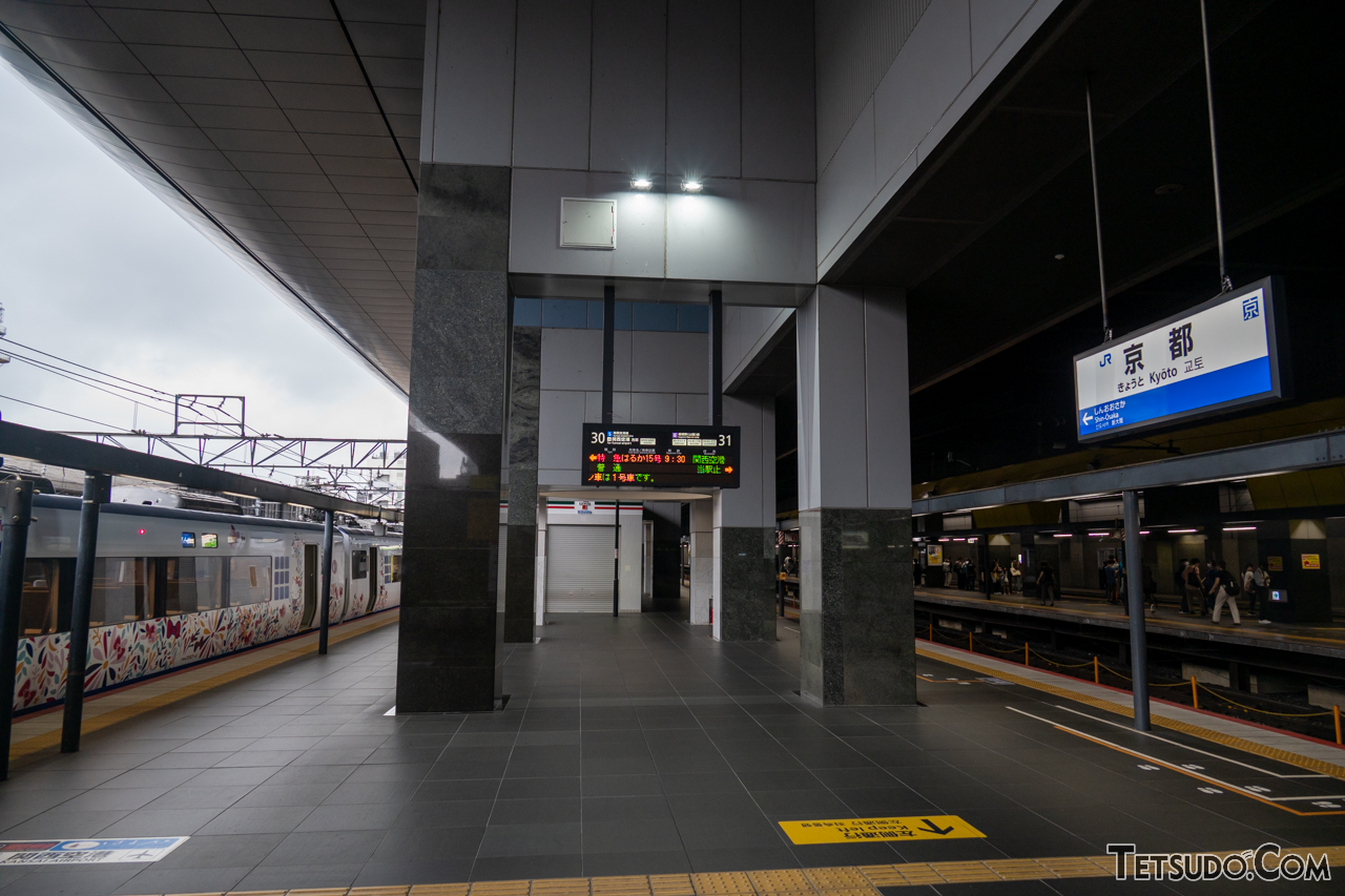 京都駅の「はるか」専用ホームである30番線（左）。嵯峨野線（山陰本線）のホーム（右）と同じ位置にあるほか、京都駅付近では「はるか」は嵯峨野線の線路を走っています