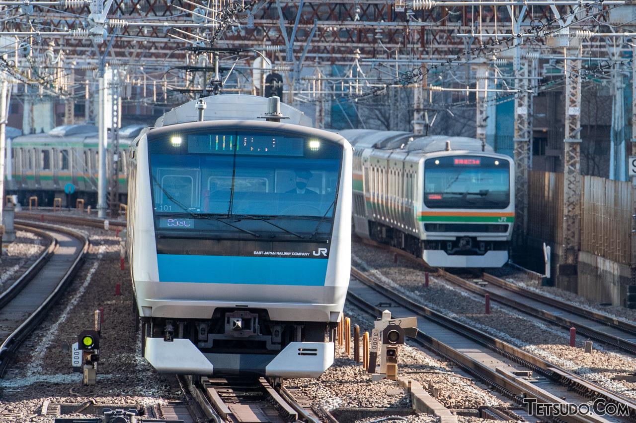 「各駅停車」を使う京浜東北線（左）と、「普通」を使う東海道線（右）