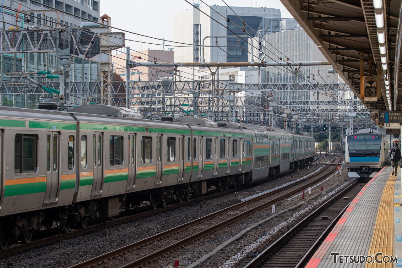 田町駅の横を通る東海道線（左）。同駅は正式には東海道本線の駅ですが、東海道線の線路にはホームがなく、山手線と京浜東北線のみが停まる駅となっています