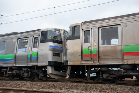 電車とディーゼルカーが連結して走る　北海道のレア車、キハ201系