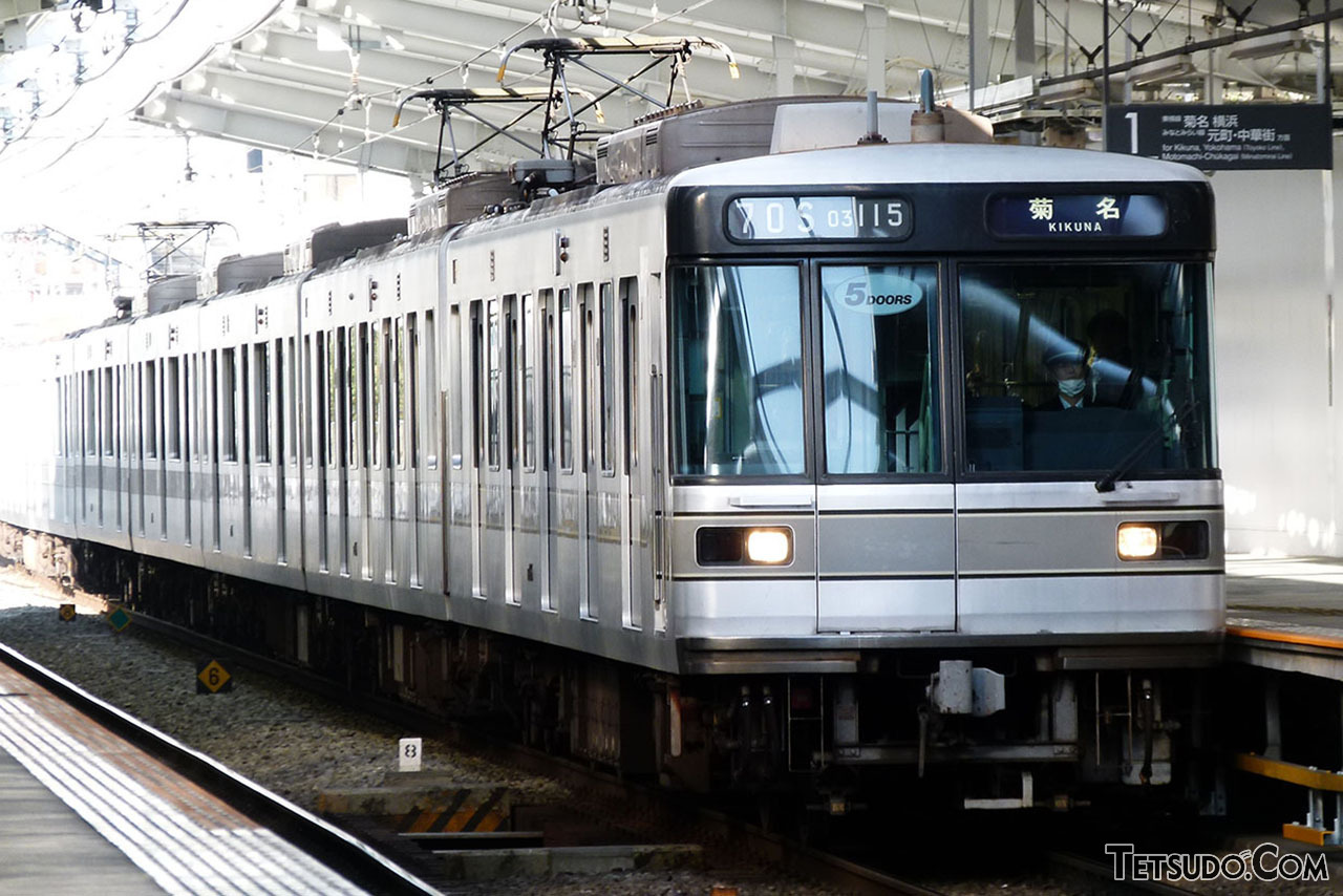 東横線の各駅停車として走る日比谷線の車両。2013年3月15日まで見られました