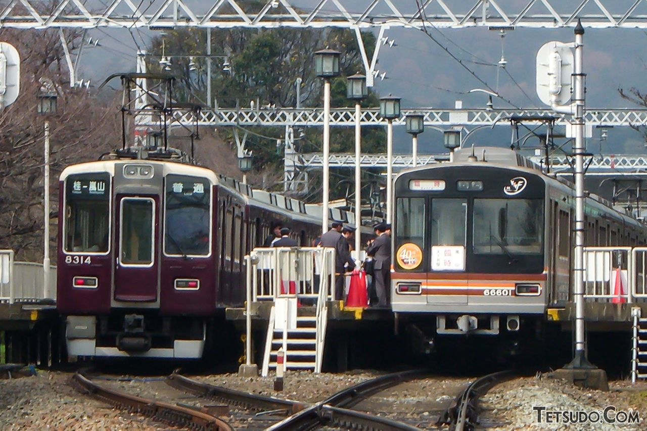 嵐山駅に停車中の堺筋線66系（写真右）。嵐山線定期列車と顔を合わせます