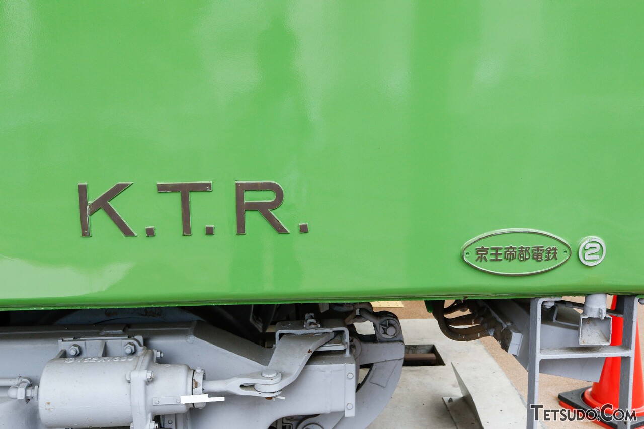 保存されている旧型車に残る「京王帝都電鉄」の銘板。「K.T.R.」の3文字は、「Keio Teito （Electric）Railway」を略したものです