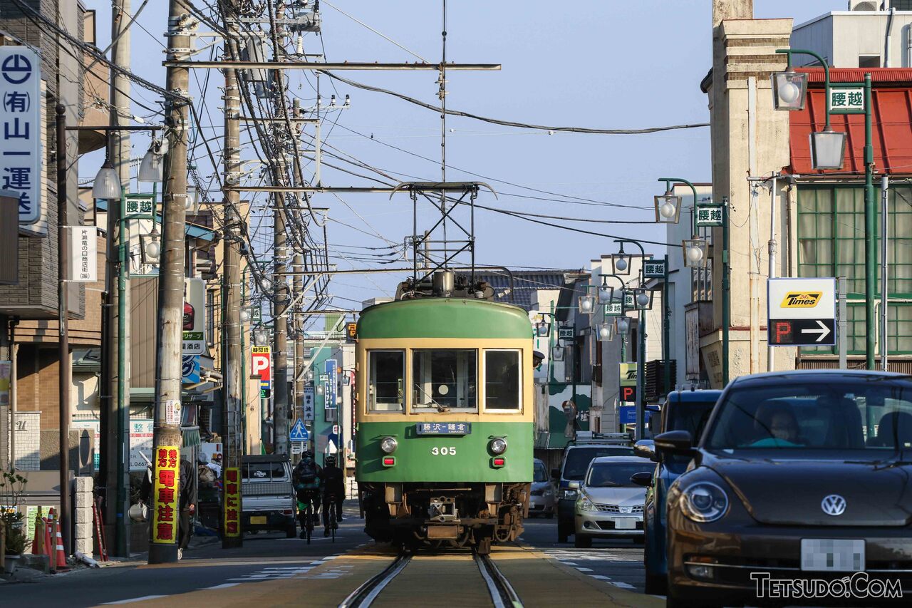 路面区間をゆく江ノ電。行楽期の休日は自動車の渋滞などが多く、電車もよく巻き込まれています