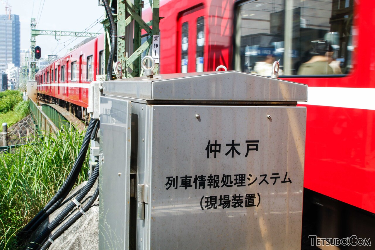 京急東神奈川駅ホームのはずれに残る、旧駅名の「仲木戸」。2023年5月現在も、この表記のままです