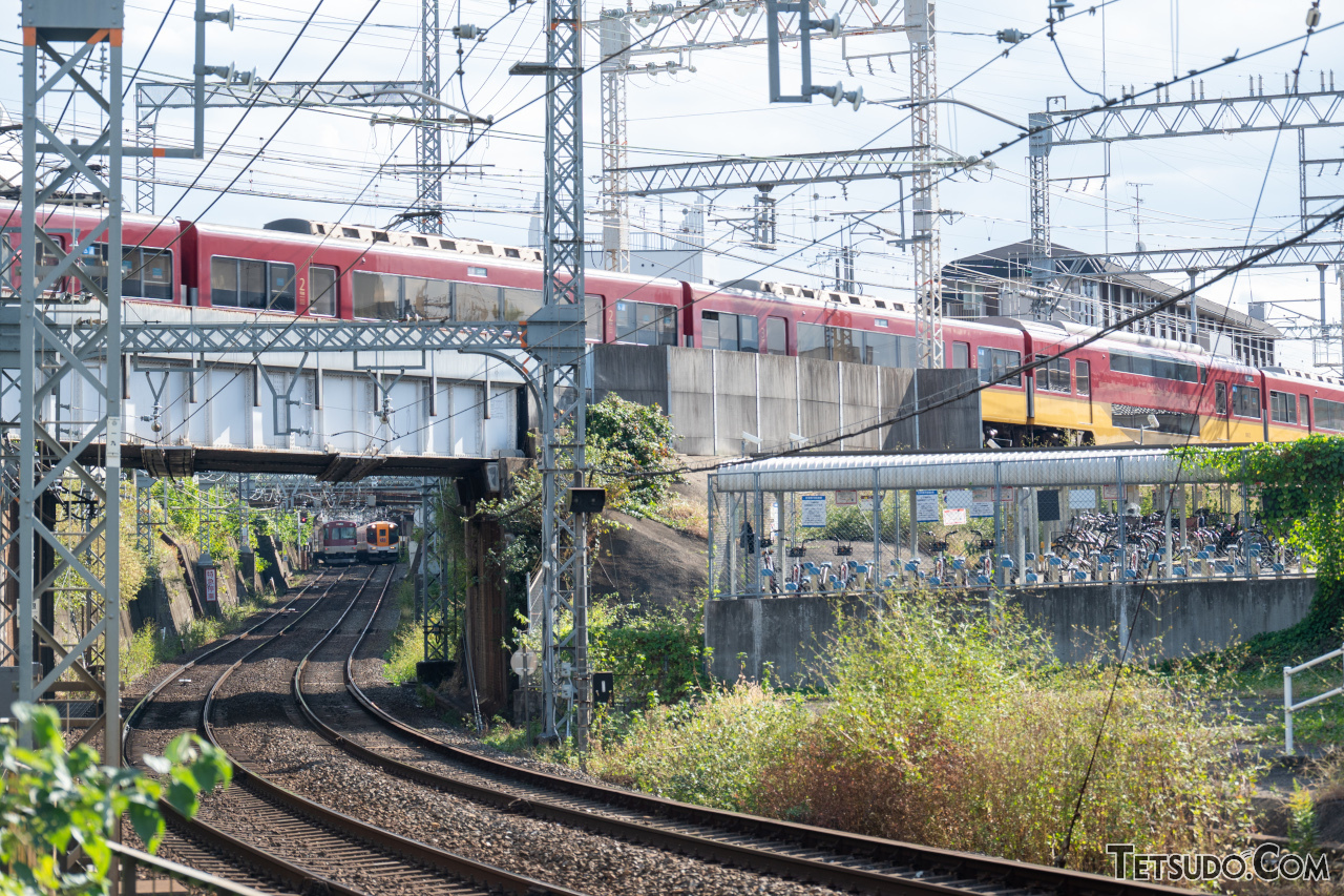 丹波橋駅北側にある、京阪と近鉄の立体交差部。右に見える駐輪場が、かつて近鉄から京阪の丹波橋駅に乗り入れるための線路があったスペースです