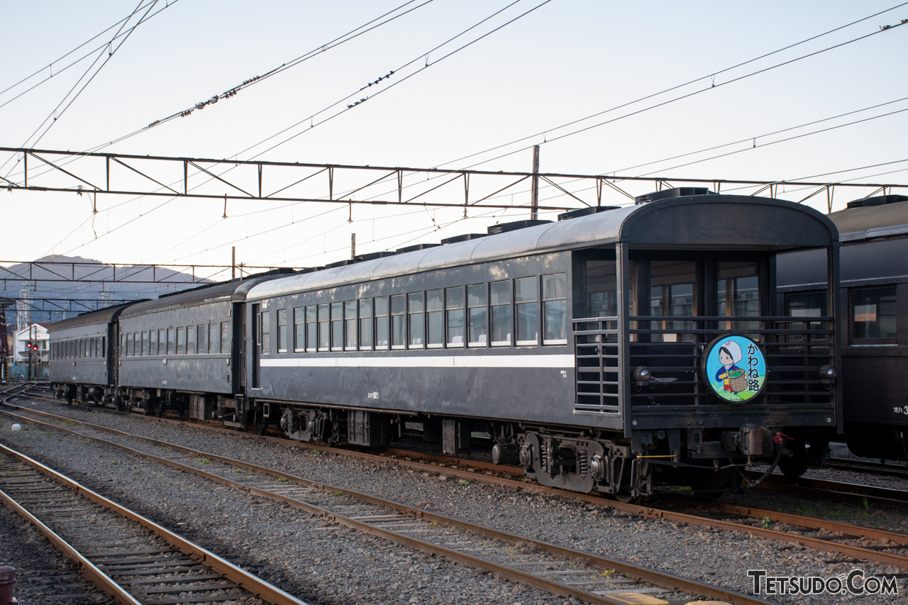 西武501系を改造した、大井川鐵道のスイテ82形（右）