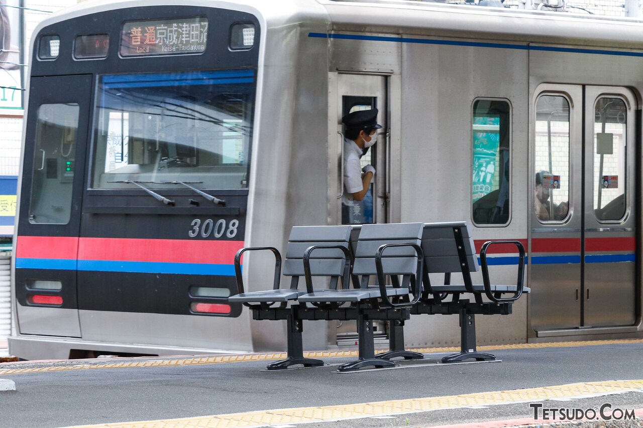 見かける機会が増えた、向きを変えた駅ホームのベンチ