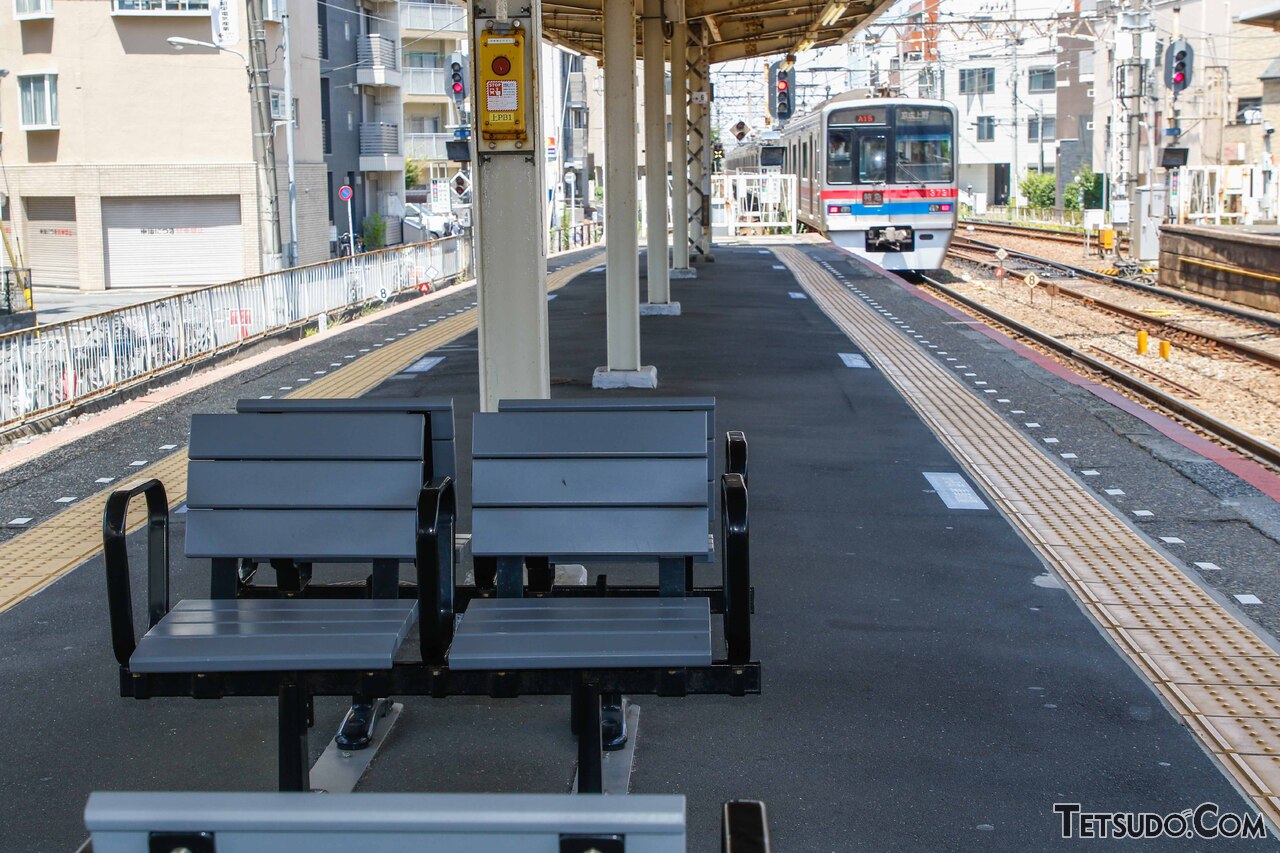 向きを変えたベンチからの視線のイメージ。たしかに、列車が走る場所に直接落ちる危険は少なくなりそうです