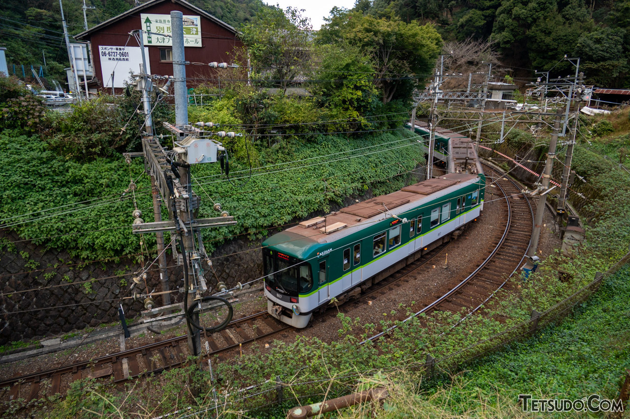 半径40メートルのカーブを通る京阪京津線の電車
