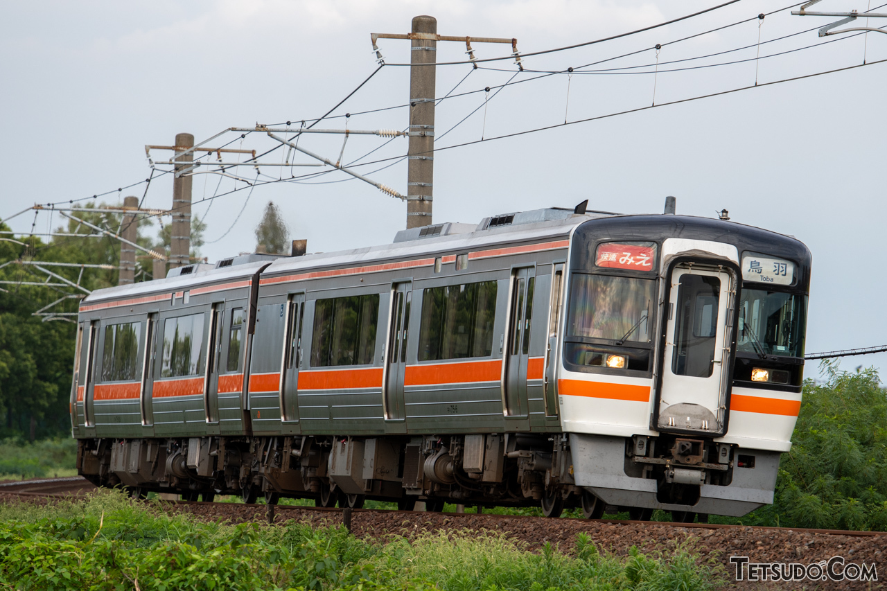 関西本線を走るJR東海の快速「みえ」。伊勢鉄道線や紀勢本線を経由し、参宮線の鳥羽駅に向かう列車です