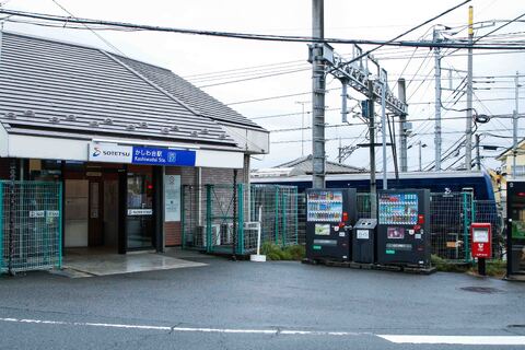 通路を延々歩く、離れ小島のような駅舎　相鉄かしわ台駅東口、なぜホームまで遠い？