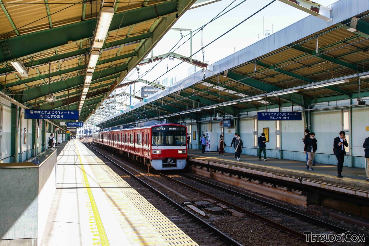 短い列車しか止まらない、長いホームの駅 京急新馬場駅が間延びして