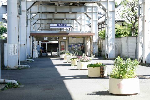 短い列車しか止まらない、長いホームの駅　京急新馬場駅が間延びしているワケ