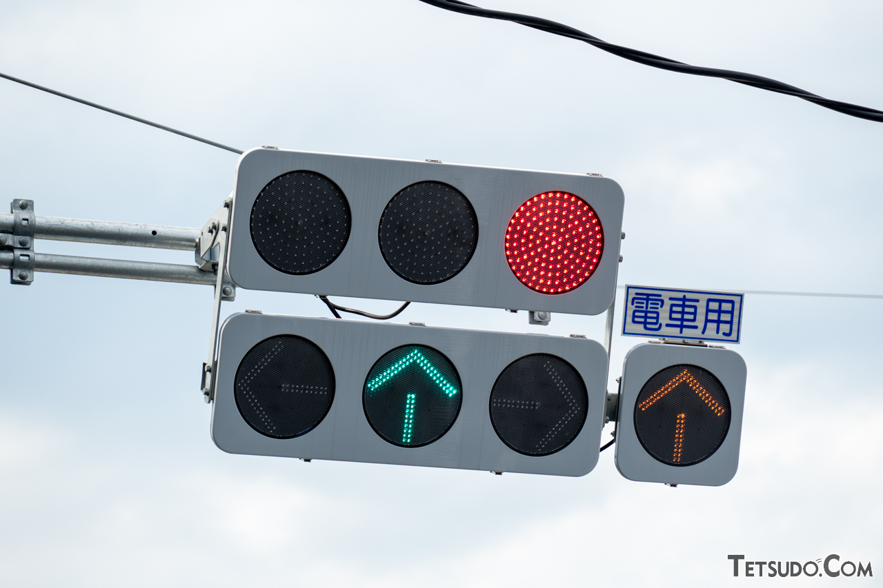 「電車用」の補助標識がついた芳賀・宇都宮ライトレールの信号