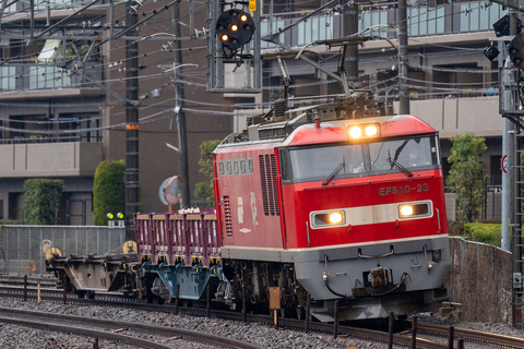 日本海沿いで活躍する電気機関車「EF510形」　赤・青・銀の3色がある理由は？