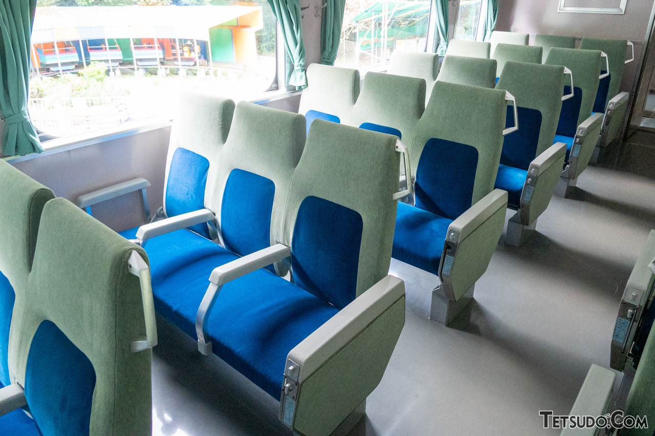 新幹線0系の座席。このモケットが「シルバーシート」に転用されました