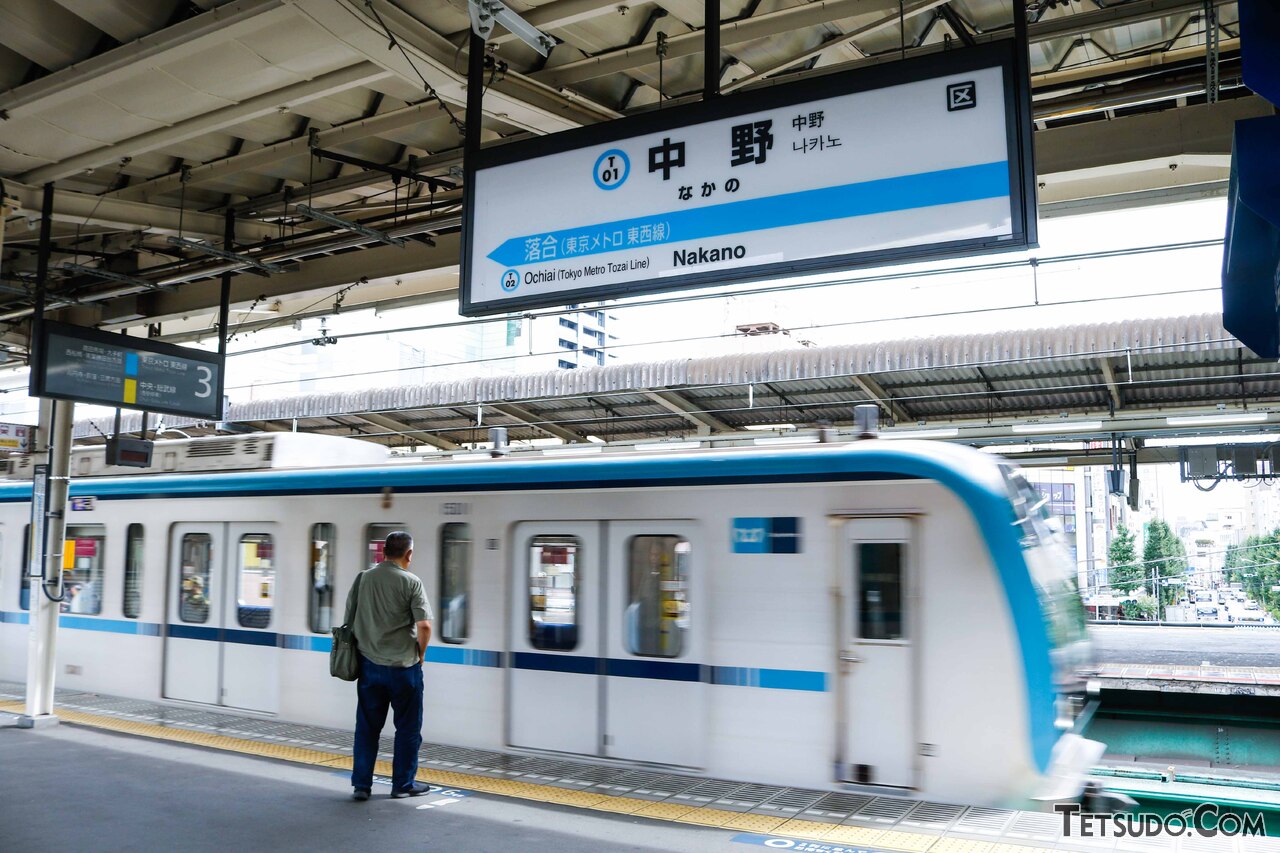 東京メトロ東西線の始発、中野駅。全国有数の混雑率を誇る東西線も、始発駅から乗れば座れる確率はグンと上がります