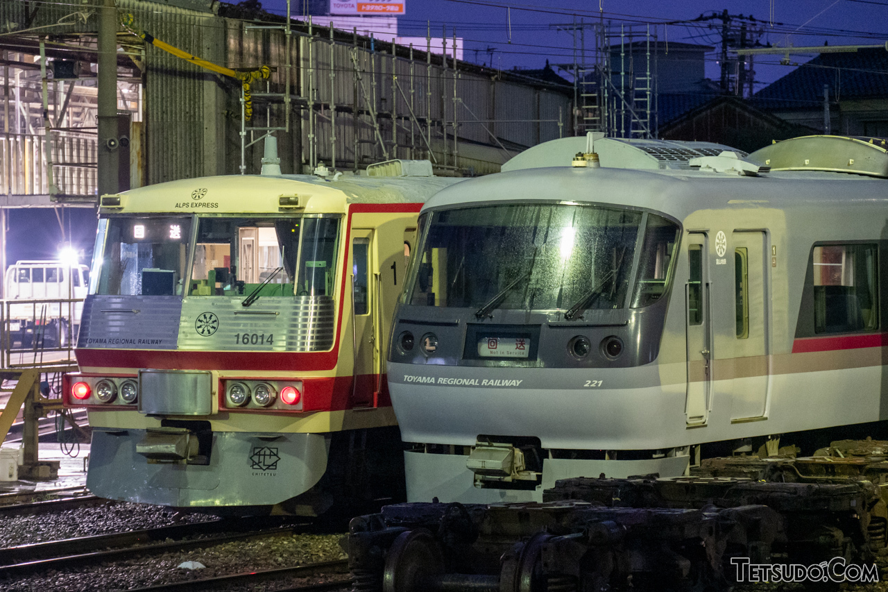 富山地方鉄道の16010形（左）と20020形（右）。ともに西武の特急用として製造された車両です