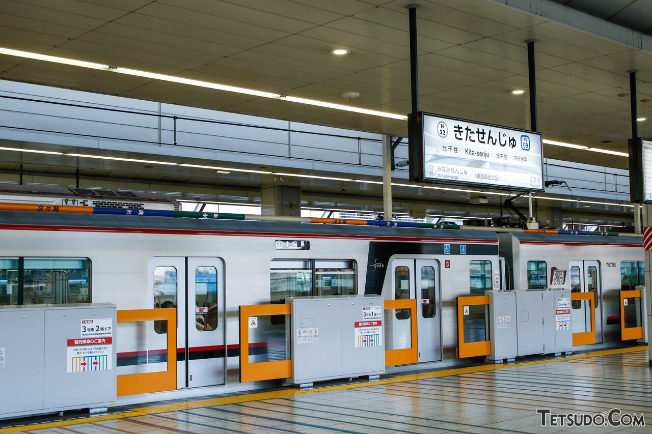 始発列車が多数設定されている北千住駅日比谷線ホーム。次発、次々発の乗車位置もあります