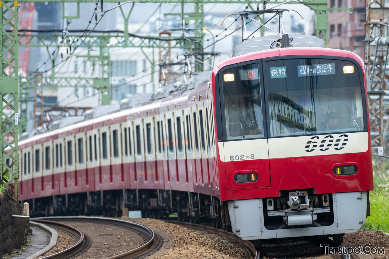 カーブで車両が正面を向く構図では、シャッタースピードを落として撮影できます