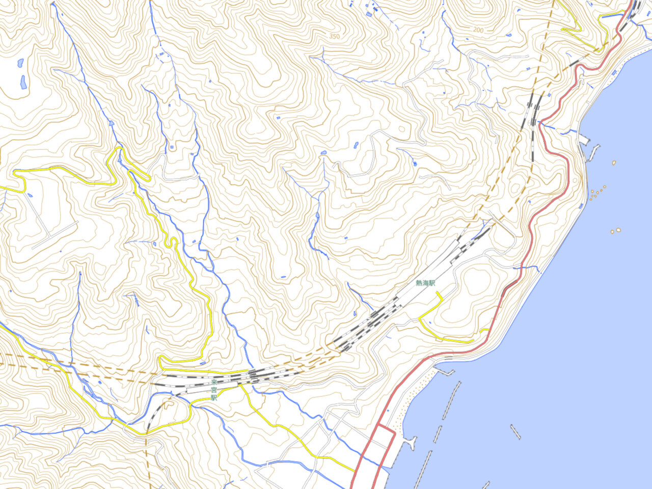 熱海駅周辺の地図。大きくカーブを描いていることがわかります（国土地理院「地理院地図Vector」の標準地図を基に作成）