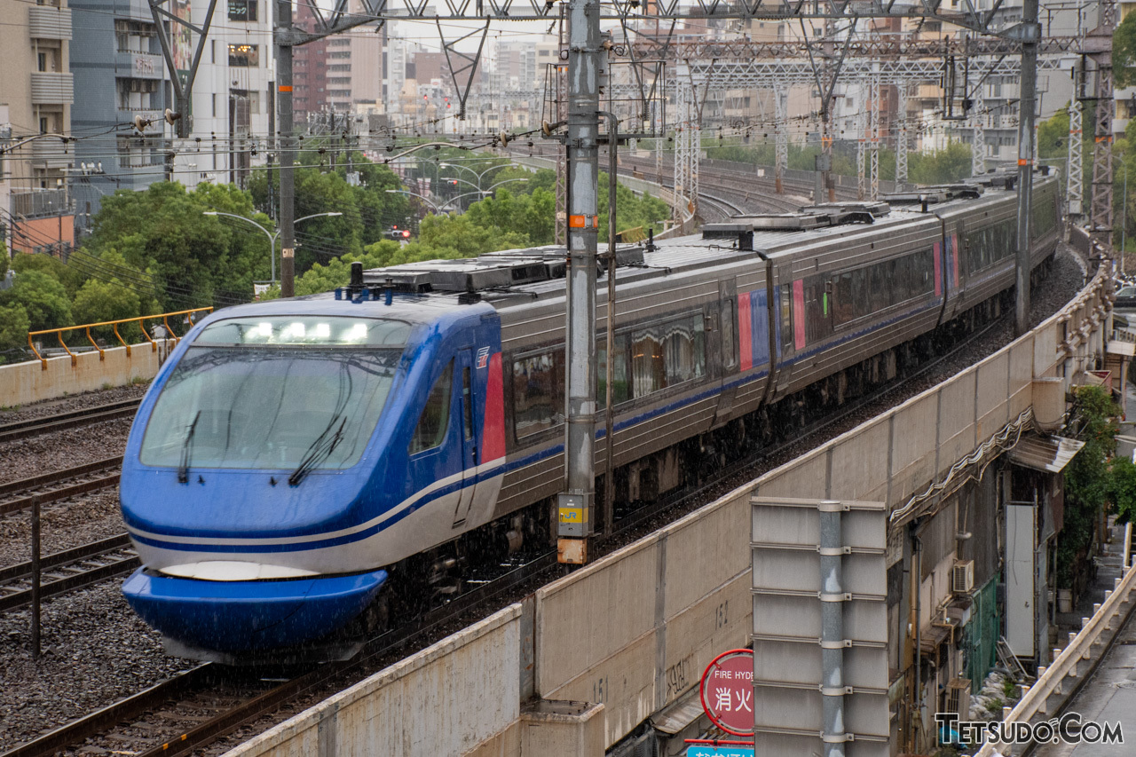 JR神戸線を走る「スーパーはくと」。仮に同列車が姫路駅発着となれば、この場所を走る姿は見られなくなるかもしれません