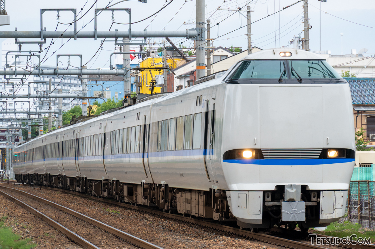 特急「サンダーバード」用車両に、1本だけ「見た目が違う」編成がいる