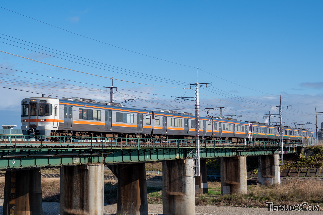 313系3両＋211系3両で走る中央本線の列車。2022年3月のダイヤ改正で消滅した組み合わせです