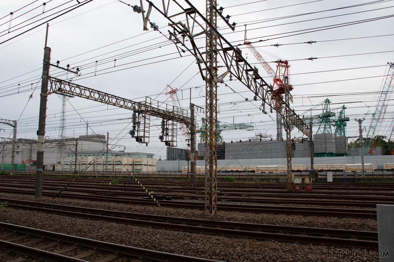 武蔵野南線の数少ない地上区間にある、梶ヶ谷貨物ターミナル駅