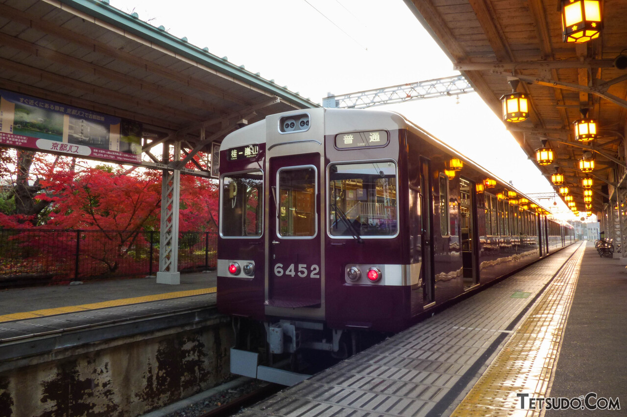 今後ワンマン化される予定の阪急嵐山線。基本的には2扉の6300系が運用されています