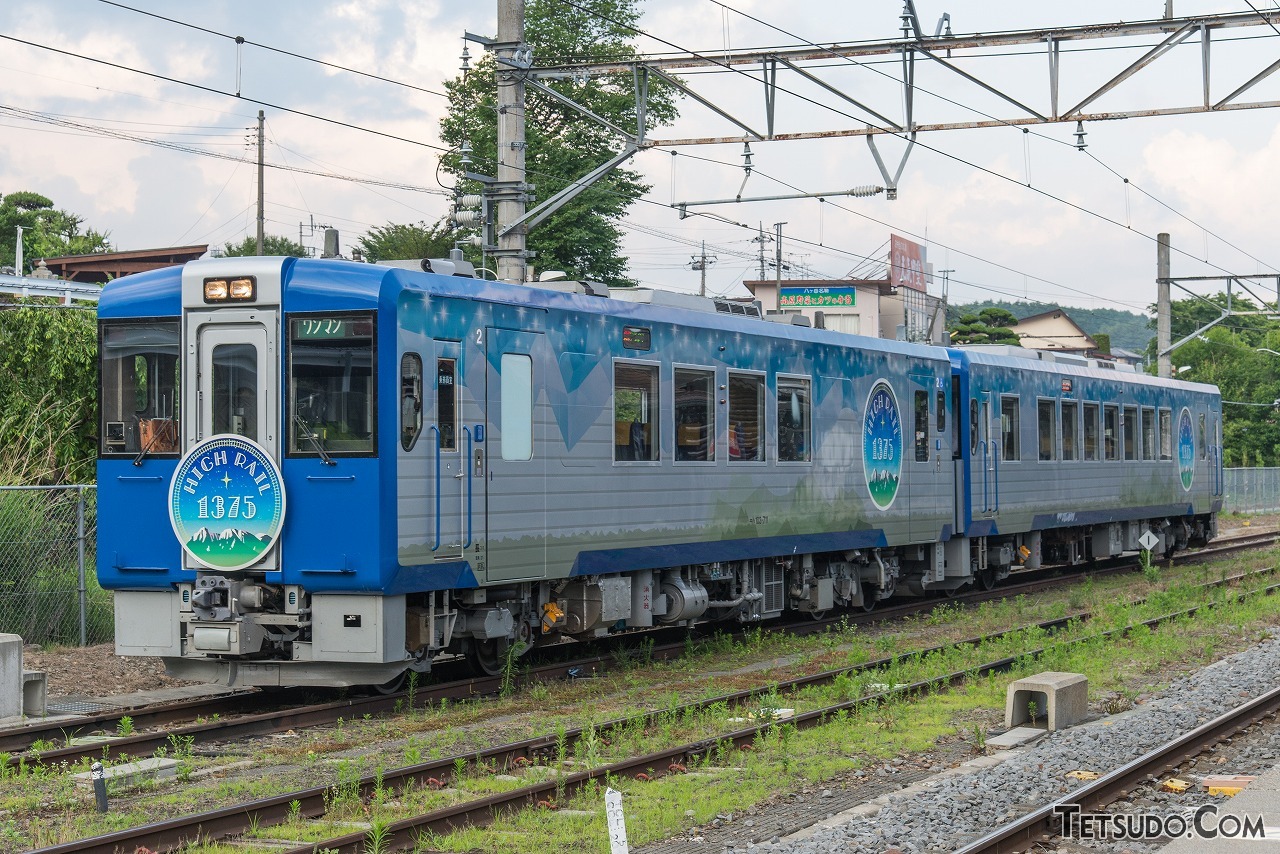小海線を走る観光列車「HIGH RAIL 1375」。手前がキハ100系（キハ103形）、奥がキハ110系と、車体長が異なる形式を連結しているユニークな列車です
