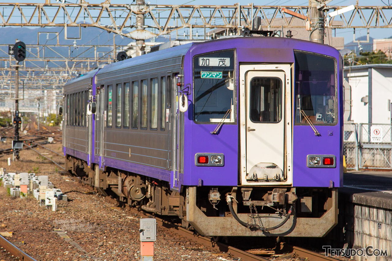 関西本線の非電化区間を走る列車